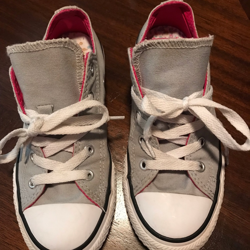 Girls converse size 2. Great condition!